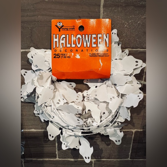 👻Brand New Halloween Ghost Garland Decor and 2 Boo Confetti Packs Bats & Ghosts - Picture 6 of 6